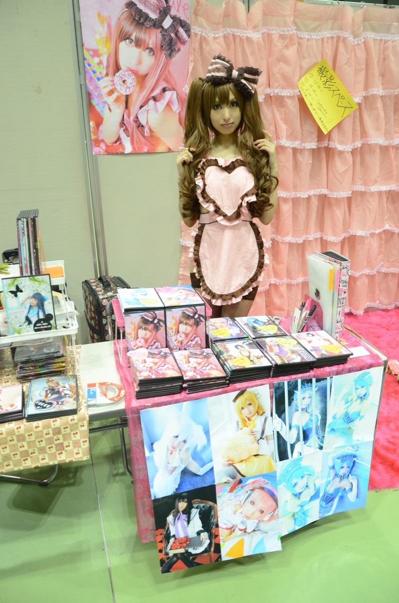 Illustration for article titled Buy Photos of Bikini Cosplayers from Cosplayers in Bikinis